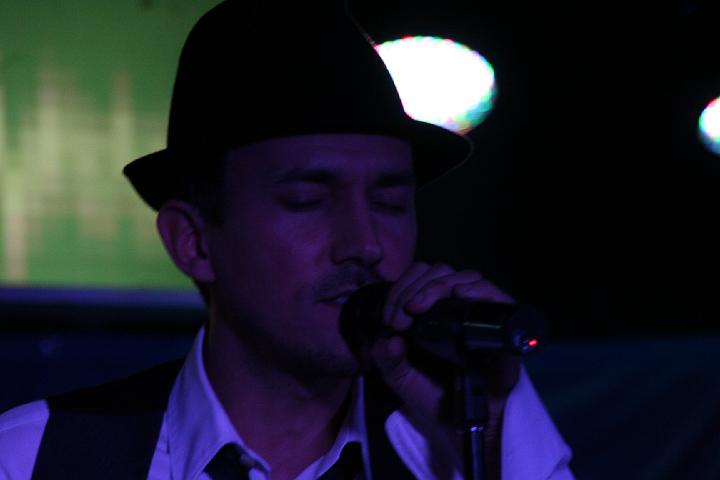 2008-11-28 M3_live at replugged 045.jpg